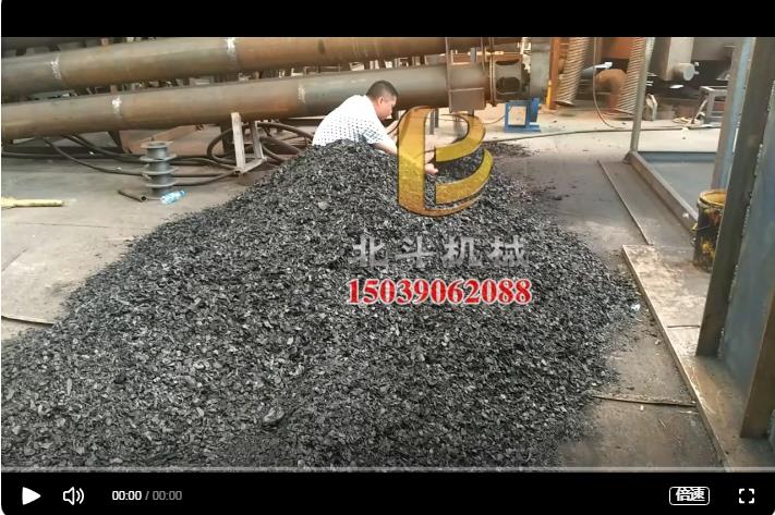 全自動炭化設備無煙炭化楊樹木片的生產加工現場