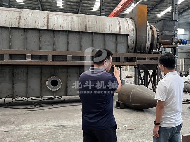 客戶(hù)進(jìn)入車(chē)間考察工業(yè)化褐煤炭化設(shè)備