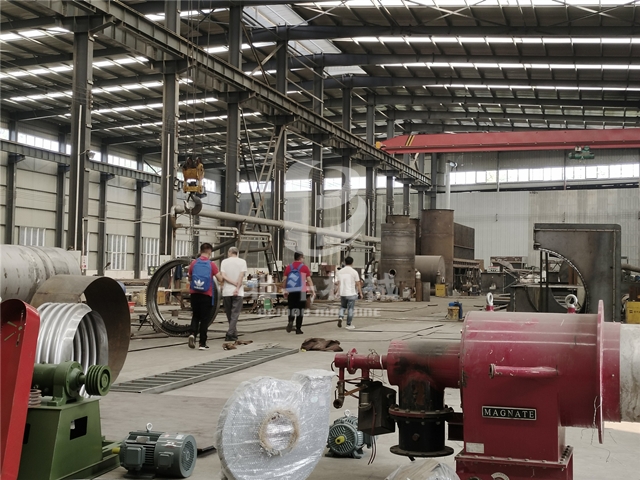 客戶(hù)參觀我廠生產(chǎn)車(chē)間,多種類(lèi)型的炭化設(shè)備供選擇