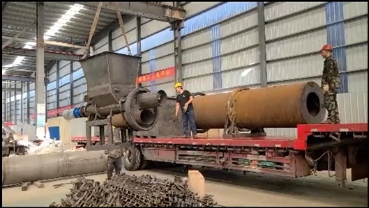椰殼炭化設備高效裝車,分秒必爭