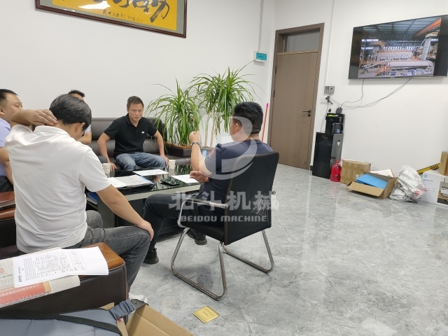 鋰電池炭化設(shè)備熱賣(mài),張總工程師現(xiàn)場(chǎng)解答客戶(hù)疑惑