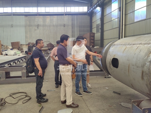 北斗機(jī)械接待韓國(guó)客戶(hù)展示炭化設(shè)備技術(shù)