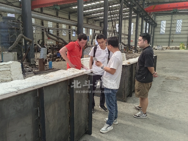 鞏義北斗接待非洲客戶(hù)考察我廠連續(xù)式炭化設(shè)備質(zhì)量